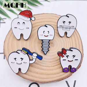 Creativo lindo cepillo de dientes con cara sonriente alfileres esmaltados sombrero de Navidad divertido broche de aleación de diente blanco insignia regalo de joyería personalizado