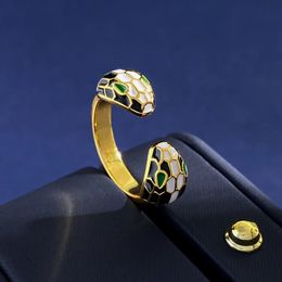 Creatief ontwerp Green Eye Double Snake Head Ring Dames Exquisite Luxury Brand Accessories Holiday Party Gifts240412