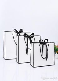 Creatief ontwerp Grote Zwarte rand Witte kraftpapier zak met handvat Bruiloft Gunst strik Papieren Geschenktas LX014803992792