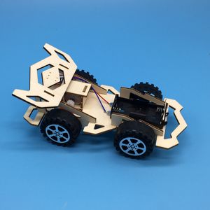 Creatieve elektrische houten race -leerlingen maken kleine uitvindingen samen met wetenschappelijk experiment speelgoed Hand Science Discovery