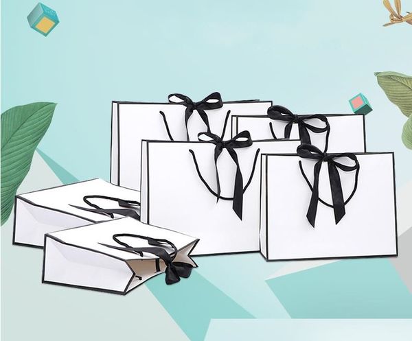 Papel de regalo creativo Bolsa de papel kraft blanca con borde negro grande con asa Favor de banquete de boda Bolsas de regalo de papel con lazo SN4962