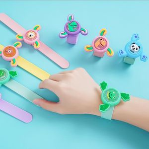 Montres créatives pour enfants, dessin animé Animal lumineux rotatif, bracelet anti-moustiques pour enfants adultes, anneau de tapotement magique, montre anti-moustiques pour bébé