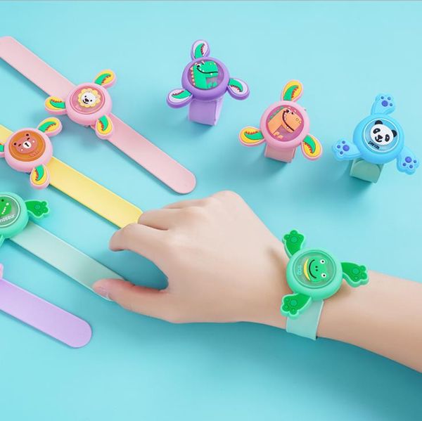 Montres créatives pour enfants, dessin animé Animal lumineux rotatif, bracelet anti-moustiques pour enfants adultes, anneau de tapotement magique, montre anti-moustiques pour bébé