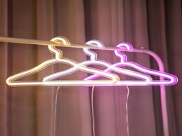 Creatieve led kledinghanger neon licht hangers ins lamp voorstel romantische trouwjurk decoratieve kledingrack 3 kleuren5519932