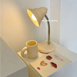 Lampe de bureau LED créative pour chambre à coucher style coréen Ins lampe de table décoration moderne minimaliste fer pliant lampes de bureau de lecture 240131