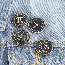 Creatieve brief broches wiskundige pi wekker chemische formule broche pins kleding decoratie mode sieraden accessoires cadeau