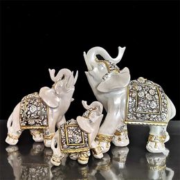 Creative Lucky Elephant Statue Figurines Resin Office Miniatures Golden Feng Shui Ornament Woondecoratie 211101