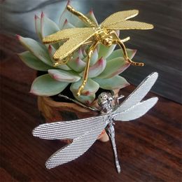 Ornamentos de té de Dragonfly de metal creativo Insectos en miniatura Figurina Cubierta de la maceta Ratante de la bandeja Decoración Accesorios de la planta de flores 240407