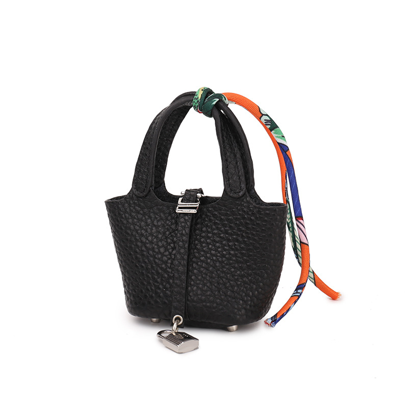 Creative Mini Bucket Bag Pendant äkta läder Mini Designer H Märke Söt Vegetabilisk korgväska Pendant Car Keychain Kvinnlig mode Små hörlurarfodral