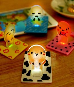 Creatieve nieuwe aankomst Mini Portemonnee Pocket Creditcardformaat Draagbare LED-nachtlampje Lampen Leuke papieren kaart zaklamp9672659