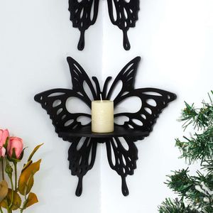 Creatieve nieuwe vlinderhoek met holle muurplank en modieuze houten ambachtenhanger