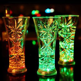 Tasses de fête créatives flocon de neige LED, changement de couleur clignotant, activé par l'eau, tasse de bière, de whisky, vaisselle