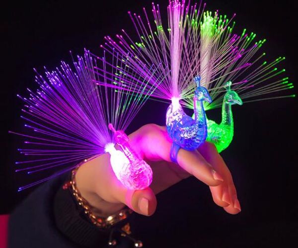 Anillo de dedo LED de pavo real creativo, haces de luces para fiesta, club nocturno, anillos de Color, lámpara de fibra óptica, regalos para niños, suministros para fiestas