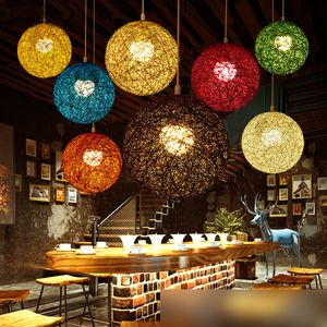 Personalidad creativa Lámparas colgantes coloridas Restaurante Bar Café Lámparas Campo de ratán Bola de pasta E27 droplight por EMS