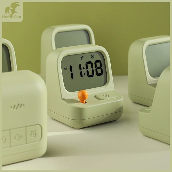 Horloge de table rétro créative Mini machine de jeu portable réveil enfants horloge numérique mignonne multifonction compte à rebours Snooze bureau 240110