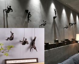 Escultura creativa de escalada en roca para hombres, decoraciones para colgar en la pared, estatua de resina, estatuilla, manualidades, muebles para el hogar, accesorios de decoración LJ209346120