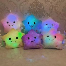 Jouet créatif oreiller lumineux doux en peluche douce étoiles colorées coussins LED toys légers cadeau pour enfants enfants filles 240508