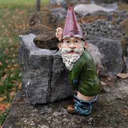 Créative Uriner Gnome Statue Résine Artisanat Blanc Beard Old Man Nwarf Sculpture Christmas Garden Courtyard Décoration 240411