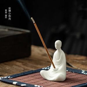 Creative White Ceramic Yoga Girl Figure encensoir CONES CONES CONES TOURNE ENNENS Stickder Office Kongfu Tea Pet Home Decor 231225