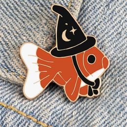 Creatieve tovenaar visbroches schattige dieren email pins gelukkige vissen met magische hoed badge modezak sieraden geschenken voor vrienden gc1983