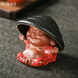 Creatividad Pet de té de arcilla púrpura con filtro monje Buda Adornos de figuras Artesanías hechas a mano Accesorios de decoración 240411