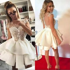 Bemanningslagen bescheiden afstuderen jurken Satin Applique Arabische Tail Short Prom Dress Party Club Draag thuiskomstjurken
