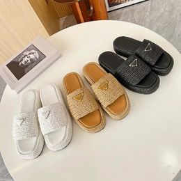 GEHAAKTE FLATFORM SLIDES Designer Dames Raffia Slipper Metalen Driehoek Logo Luxe Zomer Zwembad 35mm Platform Sandaal Voor Laides Logo-Plaque Geweven Instappers