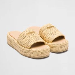 Crochet Flatform Sluys Slippers Mujeres Sandalias de diseño plano Tobogán Toboganes de verano Sendedora Capelada Casca Sandale Luxury Luxury Peep Toe House Mule