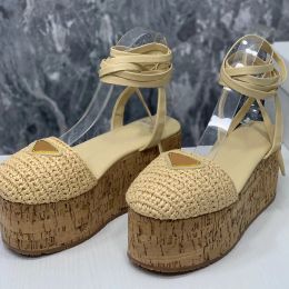 Gehaakte sandalen met sleehak Kleur Natuurlijk garen met raffia-effect Bovenwerk met enkelveters van nappaleer Geëmailleerd metalen driehoekslogo Romeinse designer platformsandaal