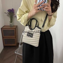 Cross Body Body Fashionable Handheld Bag for Women 2024 Spring/Summer New Korean Edition Simple y informal Square Square High End House H240601 Qwertyui45