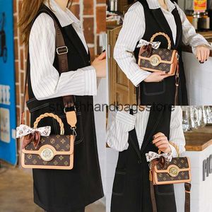 Cross Body Soft Pu Handbag Womens Bag 2024 Nouveau sac à épaule imprimé à la mode Sac messager étranger Scarpe en soie petit carré H240403