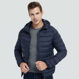 Grenzüberschreitende Baumwolljacke Herren-Winterjacke 2023 neue modische Baumwolljacke Herren leichte kurze Baumwolljacke mit Kapuze im Großhandel