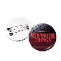 Explosifs transversaux Stranger Things Brooch Time Gem Gem Stranger Tales Badge Decoration Silver Back