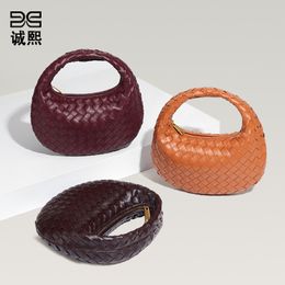 Moda transfronteriza Color sólido Bolso de mujer Hands Hands Women Simple Trendy Hand Woven Factory Bolsa de hombro al por mayor de comercio exterior Crossbody