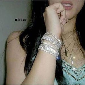 Bracelets de vente à chaud en provenance d'Europe et d'Amérique, plusieurs rangées pleines de diamants artificiels à la mode, de tempérament tendance