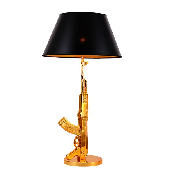 Lampes de table pistolet plaquées or spot transfrontalier lampe de chevet d'hôtel personnalité créative AK47 lampe de bureau valeur pistolet long lampadaire