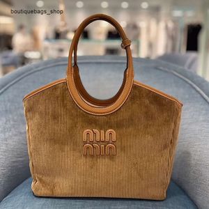 Bolsos de marca de moda al por mayor al por mayor otoño/invierno NUEVO Old Money Lámpara de viento Cana de bolsillo de un hombro Bolsa Gran capacidad para mujeres axilas