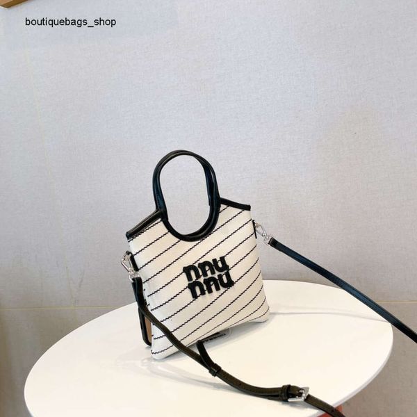 Venta al por mayor transfronteriza Marca de moda Bolsos Bolso para mujer Nuevo producto Raya de contraste roja Pequeño cuadrado de mano Un hombro Axila Crossbody