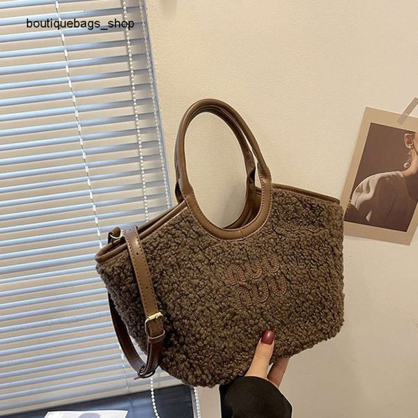 Venta al por mayor transfronteriza Bolsos de marca de moda Nuevo bolso de felpa Tote para mujer Gran capacidad Otoño / invierno Crossbody Fort Lindo viajero de mano