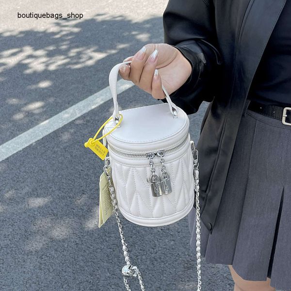 Bolsos de marca de moda al por mayor transfronterizos, este popular bolso de hilo de bordar Dign, nuevo bolso cruzado con cadena para mujer, cubo súper caliente