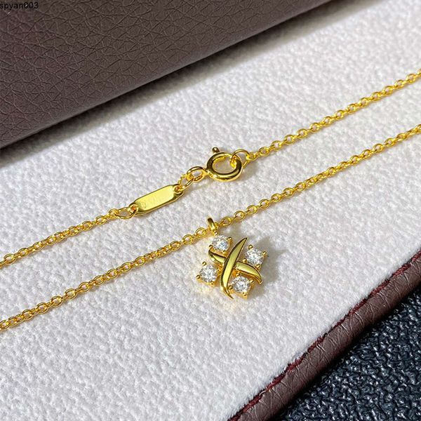 Le collier en forme de croix à quatre diamants est le premier choix pour un cadeau simple et exquis. Collier en or de qualité.