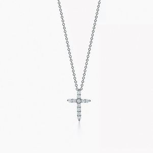 Concepteur de collier de croix pour femmes CZ Stone Diamond Diamant Religious Pendants Colliers en acier inoxydable Gold Personnalisez la classe de luxe Fine Designer Jewlerery Gift Hu