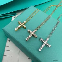 Collier pendentif croix designer pour femmes bijoux en acier inoxydable rétro vintage colliers de diamants chaîne pour hommes cadeau d'anniversaire en gros chinois