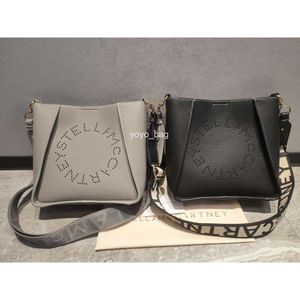 Bolso cruzado de piel de vaca para mujer, hebilla de Metal de alta capacidad, cuero Real perforado, patrón de Litchi, correa de hombro con letras, diseñador de lujo