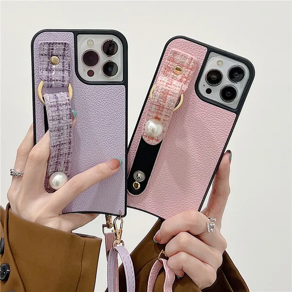 Crossbody Wristband Lychee Pattern Phone Cases pour iPhone 14 13 12 11 Pro Max Pearl Bracelet Solid Color Vogue Mermaid Protective Shell Antichoc