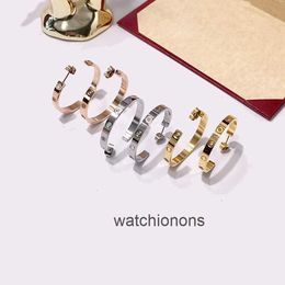 Crrater High-End Luxury Earring Trendy en modieuze ontwerplicht Luxe schroeven met diamant glad oppervlak 18KC-vormige grote ring oorbellen metaal
