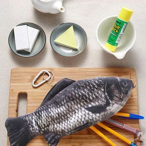 Kroeskarper Pencil Bag Realistisch visvormig make-uptasje met ritssluiting Casual cadeau Wassen Grappige handtas