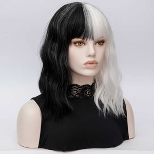 Cruella Deville de Vil Cosplay Pruiken Krullend Half Wit Zwart Hittebestendig Synthetisch Haar + Cap Y0913
