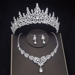 Crystal Bridal Jewelry Set Femmes Tiaras Moucroies d'oreilles Collier de mari Robe de mariée Crown Crown Set Costume Accessory 240401