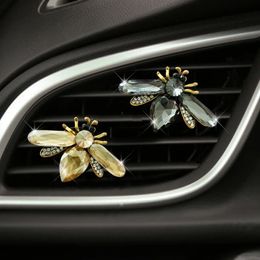 Ambientador de coche con forma de abeja y diamantes de cristal, salida automática de Perfume, Clip de abejas, accesorios interiores, difusor de fragancia de ventilación con estilo para coche